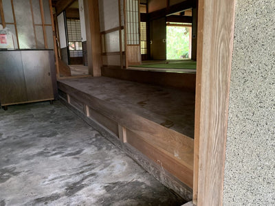 Entrance hall with high foundation (earthen floor)