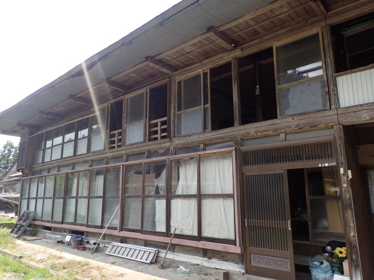 将图像加载到画廊查看器中,Exterior view from the back