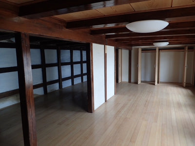 From the first floor entrance of the storehouse, there are signs that it has been improved into a residence. "Traditional Japanese house" kominka