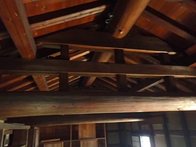 Second floor: Exposed beams. The ridge beam is also supported by triple beams. "Traditional Japanese house" kominka