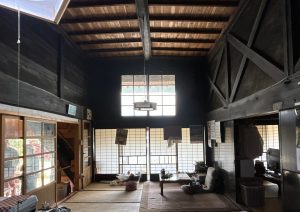 Cargue la imagen en el visor de la galería, Exterior: The exterior corridor on the second floor is impressive "Traditional Japanese house" kominka
